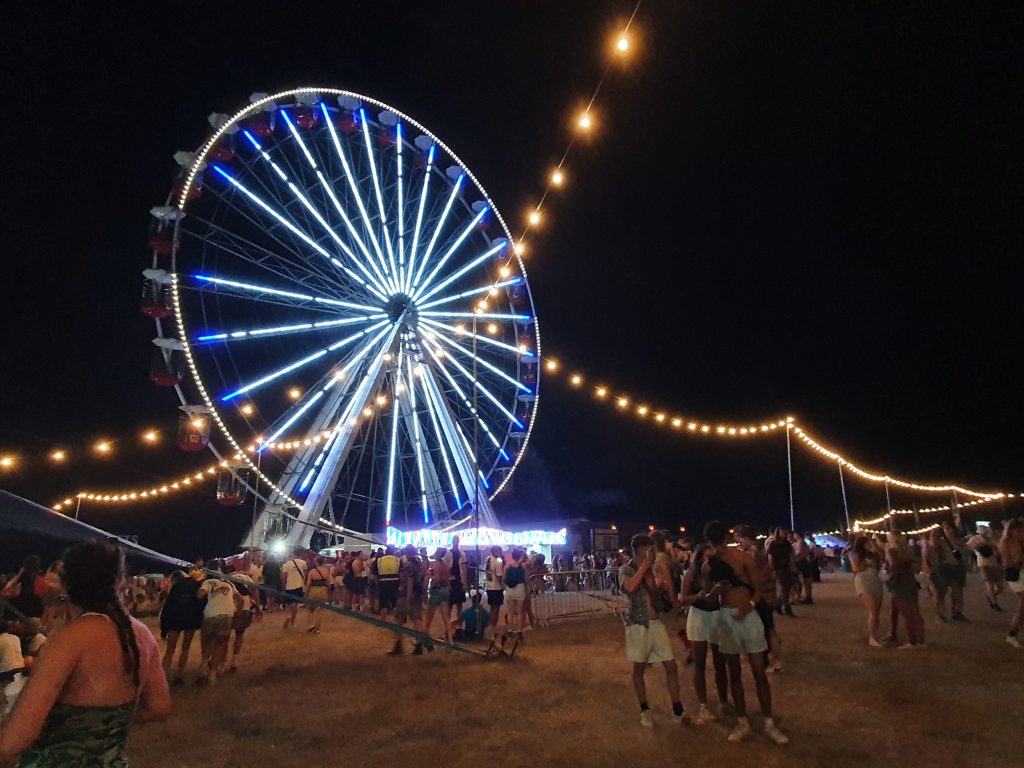Ferris wheel lit up in the dark